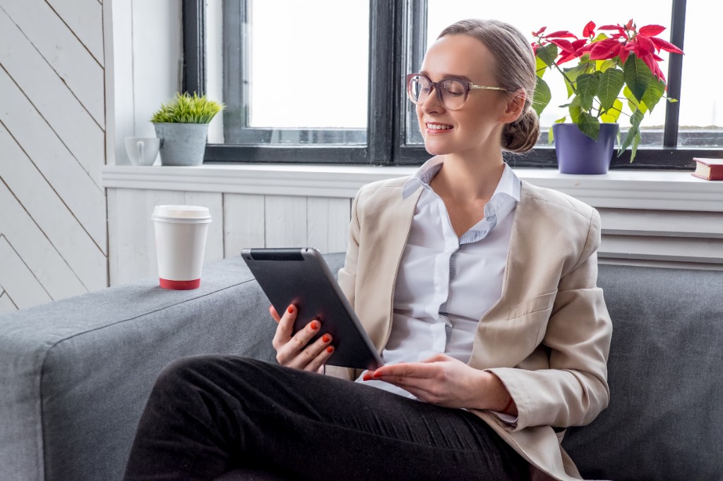 Frau mit Tablet – flexibel von zu Hause arbeiten